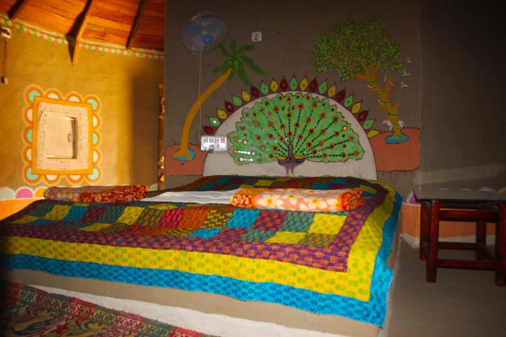 Postel nebo postele na pokoji v ubytování Kutir Craft Village Resort