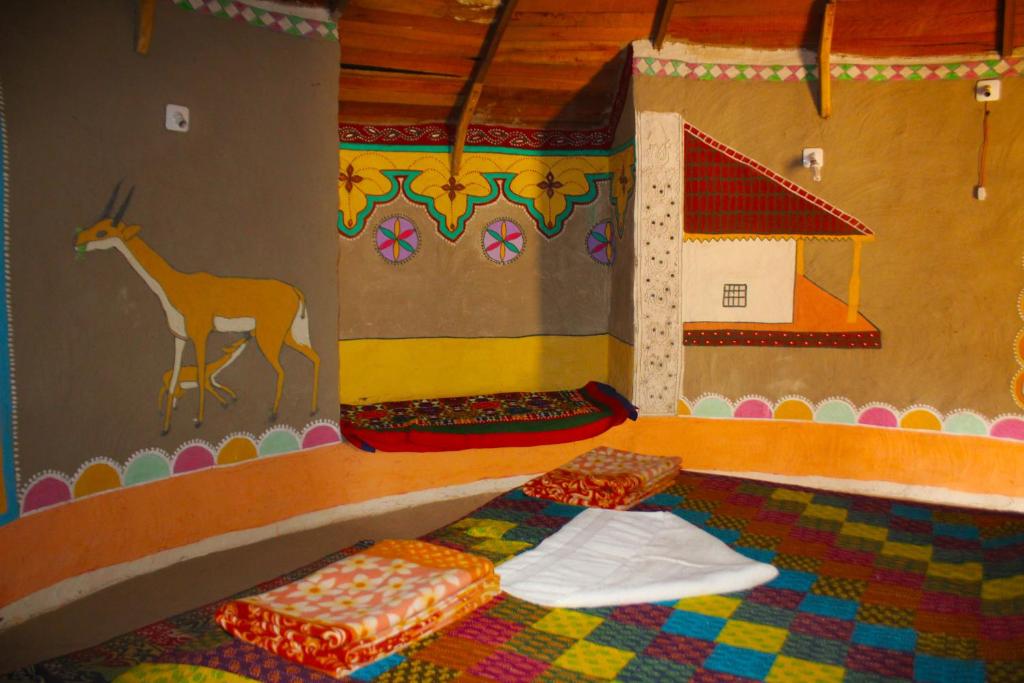 Postel nebo postele na pokoji v ubytování Kutir Craft Village Resort