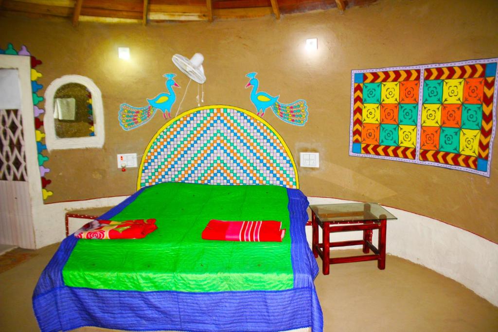 Postel nebo postele na pokoji v ubytování Kutir Craft Village Resort