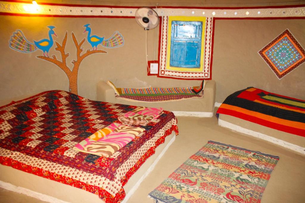 Postel nebo postele na pokoji v ubytování Kutir Craft Village Resort