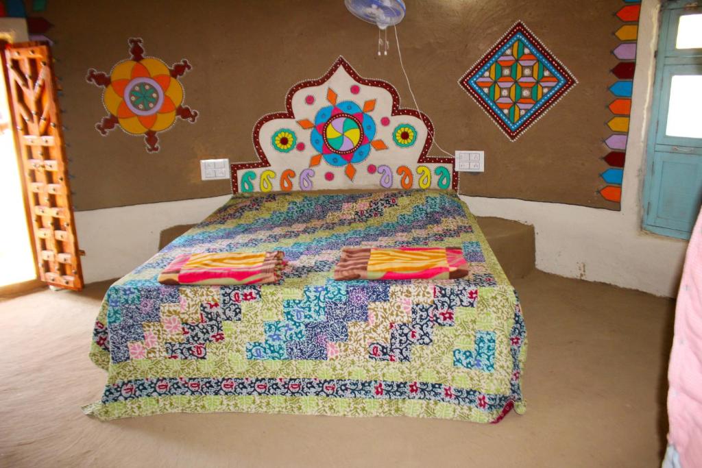 Postel nebo postele na pokoji v ubytování Kutir Craft Village Resort
