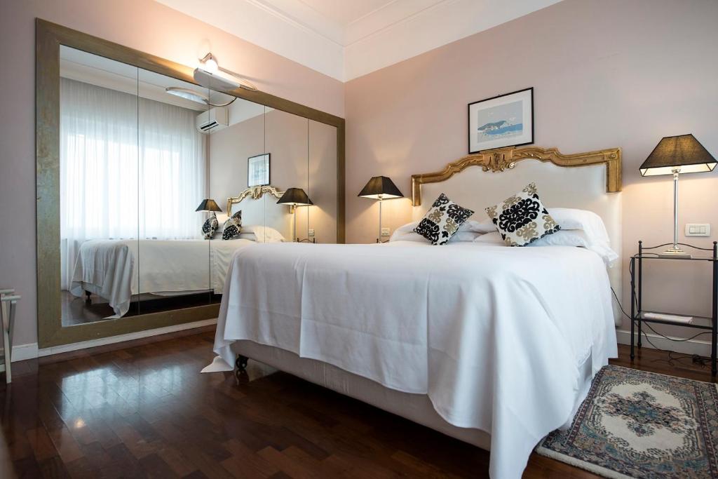 Postel nebo postele na pokoji v ubytování Grand Hotel Passetto