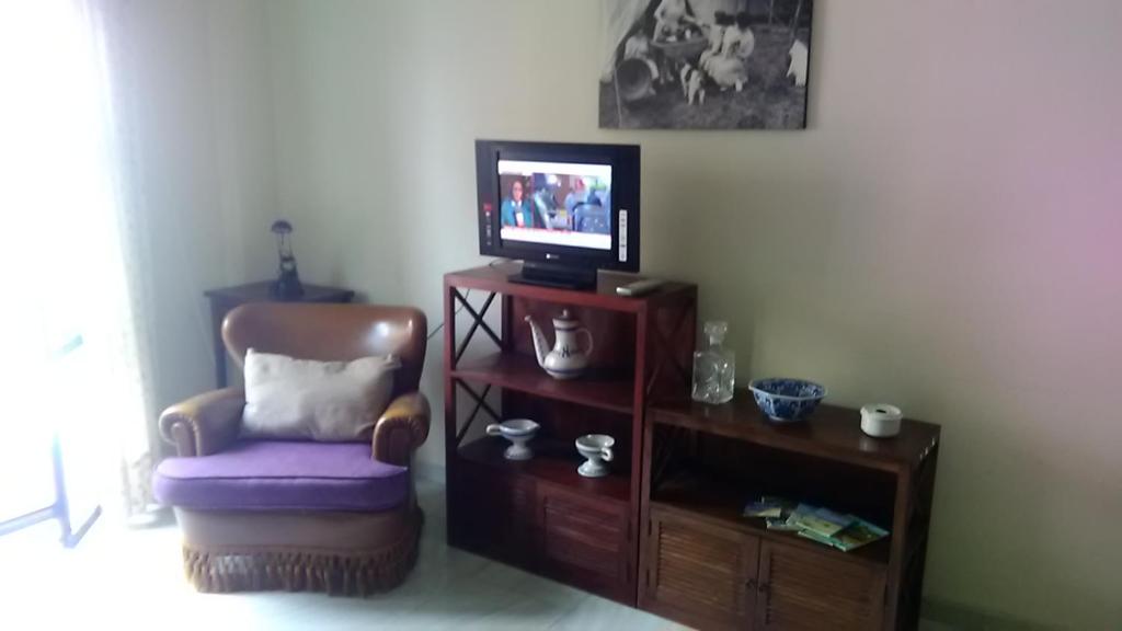 ウエルバにあるApartamento en el centro de Huelvaのリビングルーム(椅子、テレビ付)