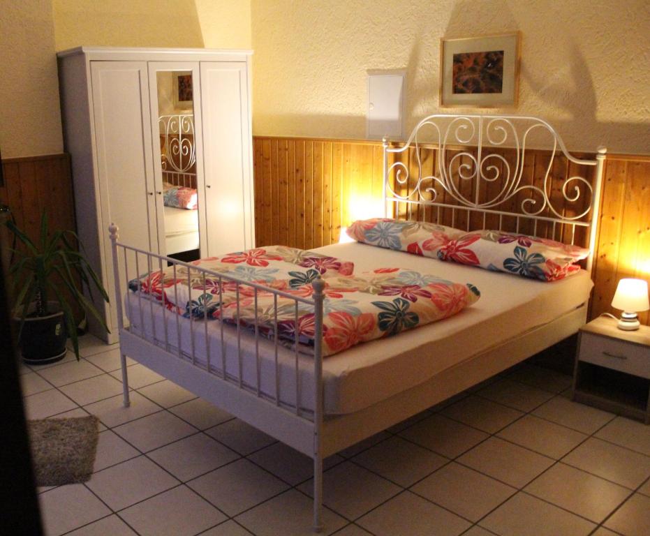 マインツにあるFerienwohnung Toscanaのベッドルーム1室(金属製フレームのベッド1台付)