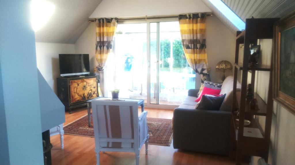 a living room with a couch and a tv at la frégate blanche in Concarneau