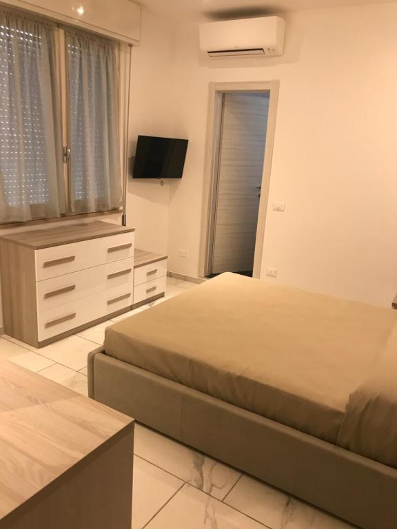pokój hotelowy z dwoma łóżkami i telewizorem w obiekcie Da Elena w San Mauro a Mare
