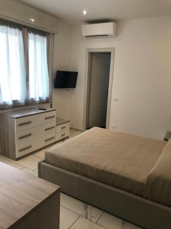 sypialnia z 2 łóżkami, komodą i telewizorem w obiekcie Da Elena w San Mauro a Mare