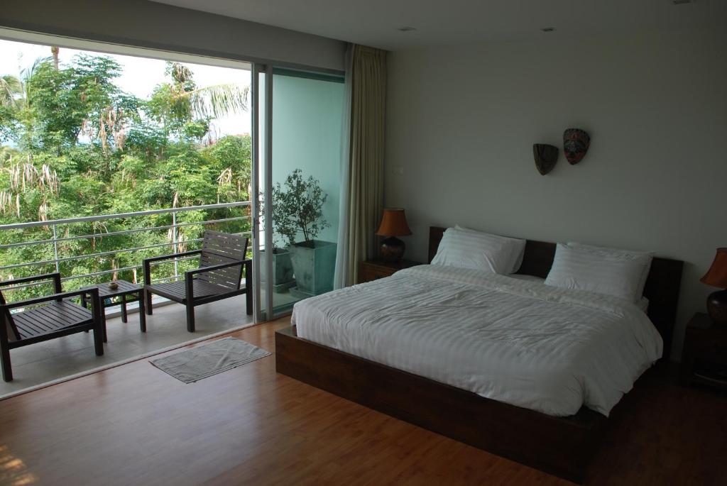 1 dormitorio con 1 cama y balcón en The Park Samui, en Choeng Mon Beach