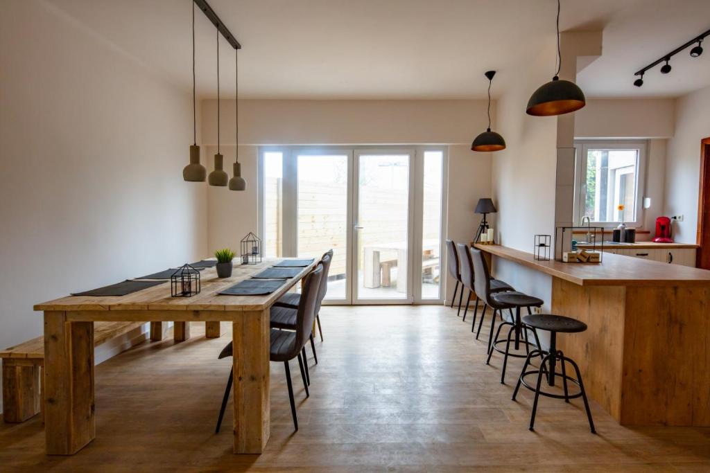 een keuken en eetkamer met een houten tafel en stoelen bij Big Baron in Brugge