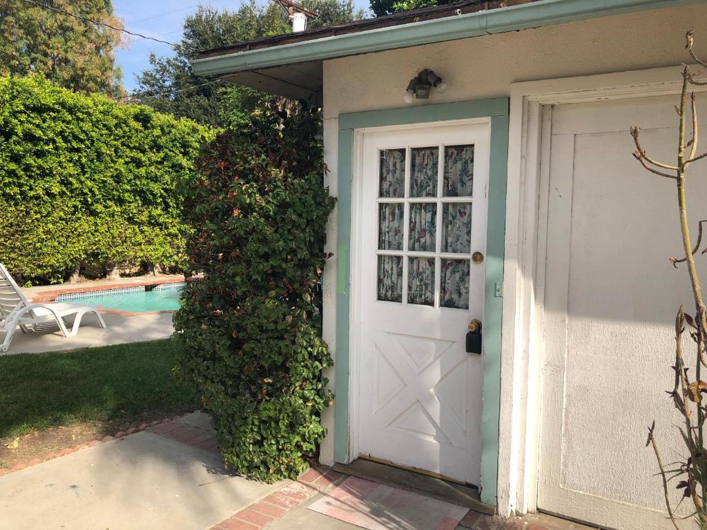 Lovely One Bedroom with a Pool, Van Nuys (updated prices 2024)