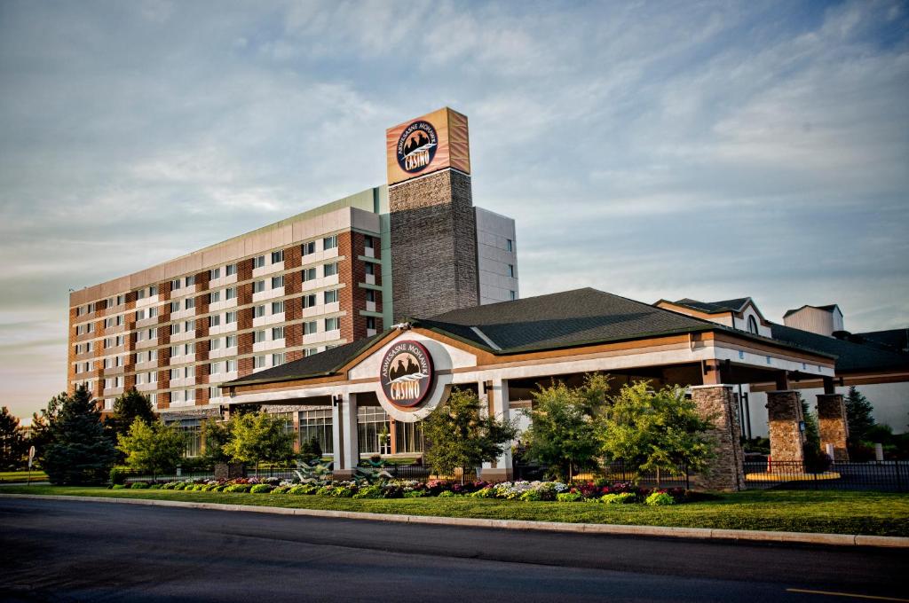 ein Hotel mit einem Uhrturm auf einem Gebäude in der Unterkunft Akwesasne Mohawk Casino Resort and Players Inn Hotel -formerly Comfort Inn and Suites Hogansburg NY in Hogansburg