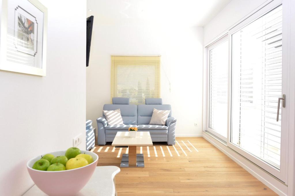 a living room with a couch and a bowl of fruit at Traubenhof in Magrè allʼ Adige