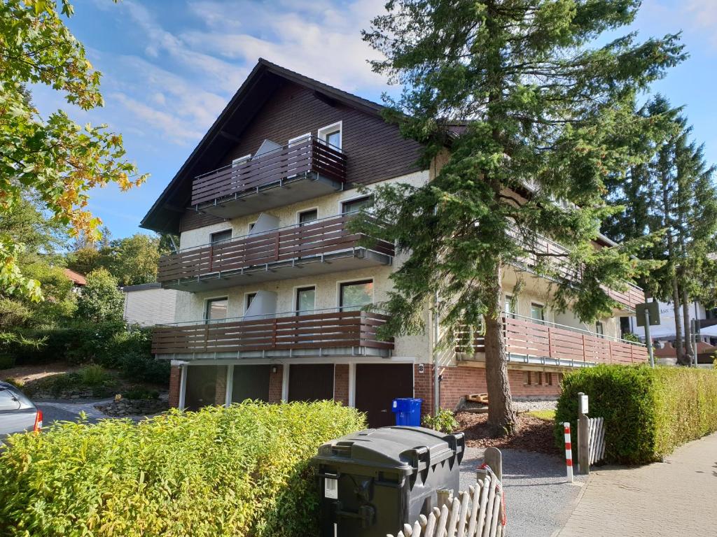 een huis met een hek ervoor bij Ferienwohnung Harzlust in Goslar