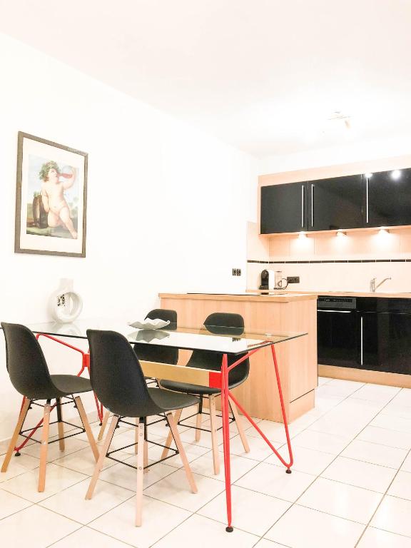 une cuisine avec une table et des chaises dans une pièce dans l'établissement Portobello residence, à Nice