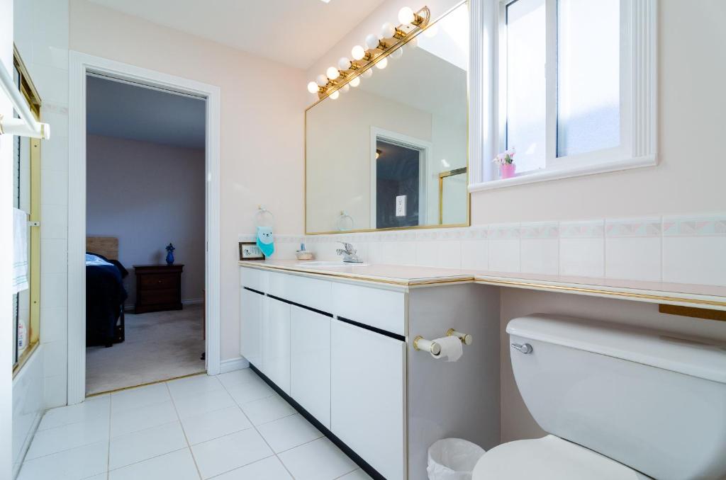 Koupelna v ubytování 3 Private, spacious, bright rooms in a Gorgeous house