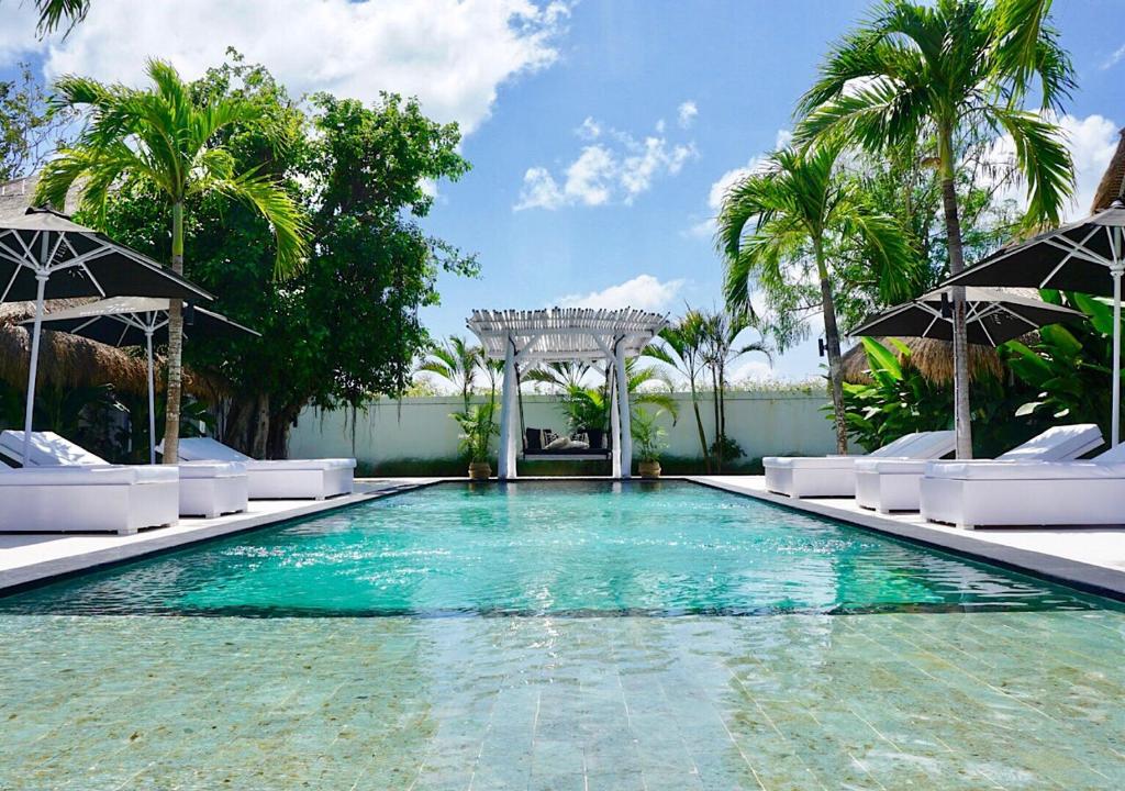Bazén v ubytování White Palm Hotel Uluwatu Bali nebo v jeho okolí