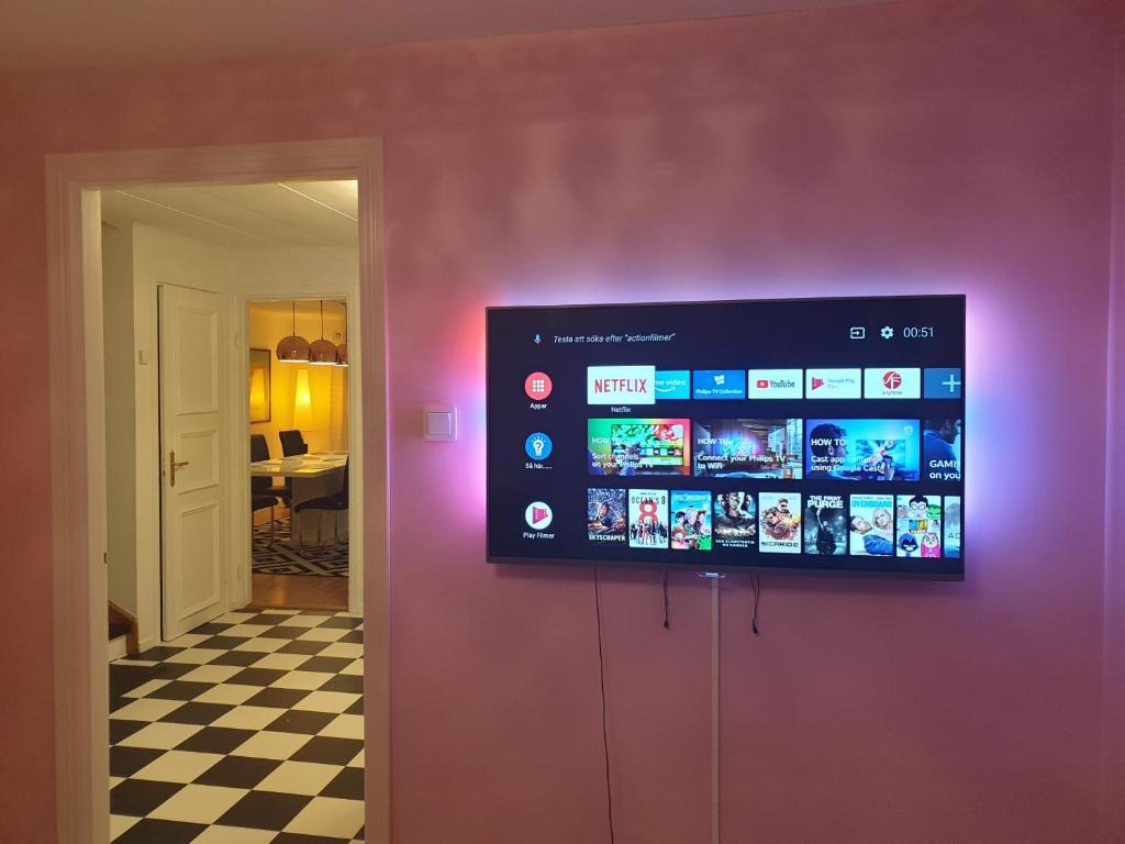 TV de pantalla plana en la pared de una habitación en Ett hus med 3 sovrum med supersnabba internet fiberanslutningen 1000mb-100mb i Hög, 7 minuter från Hudiksvall, en Hudiksvall