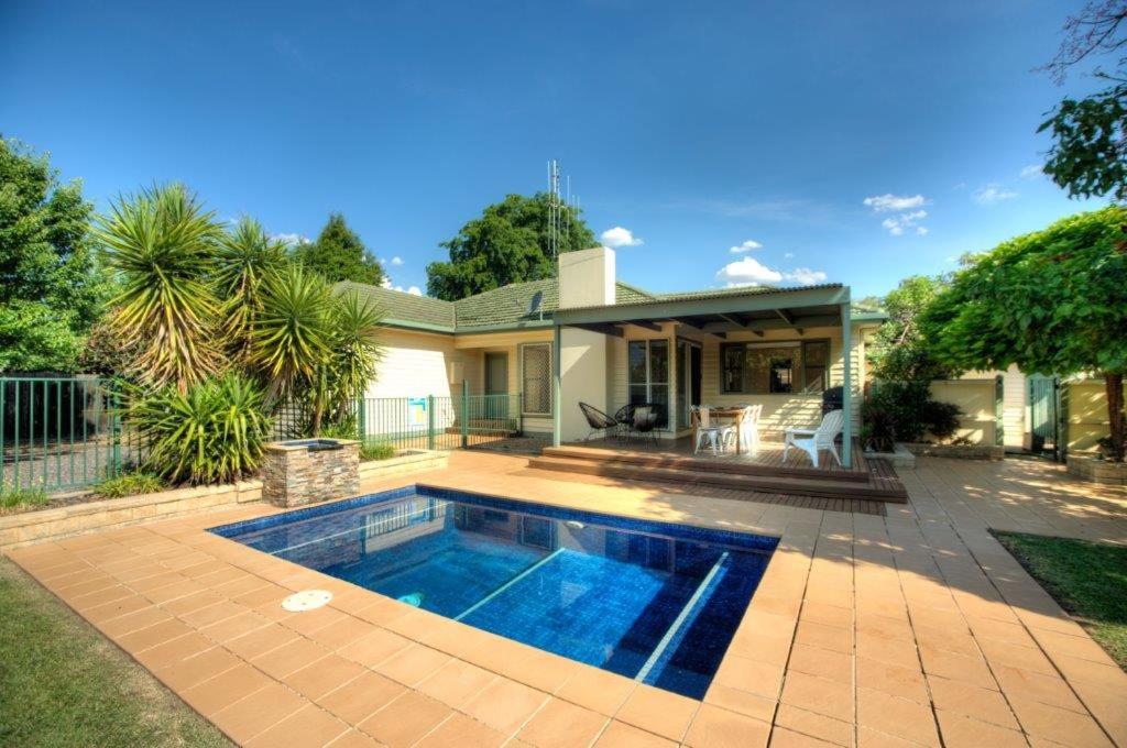 una casa con piscina en el patio en Murray House, en Echuca