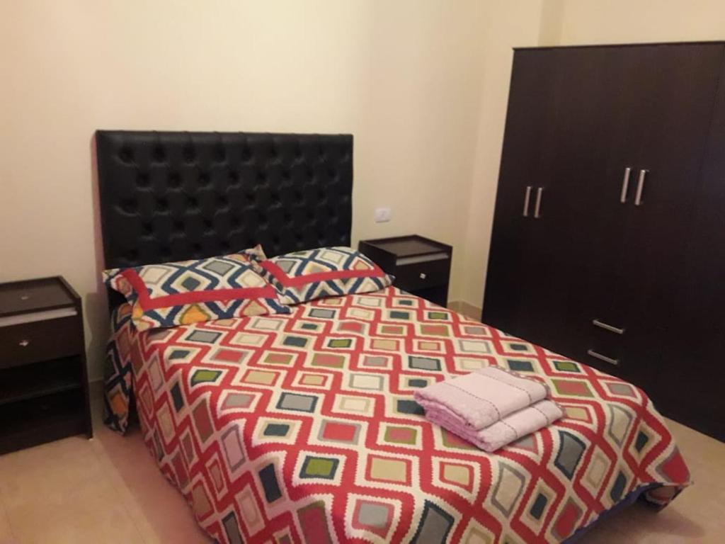 1 dormitorio con 1 cama grande y edredón colorido en 994 Tucumán en San Fernando del Valle de Catamarca