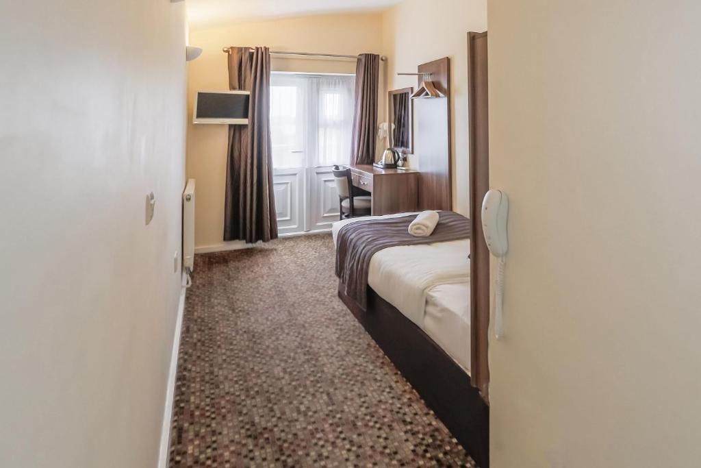 Postel nebo postele na pokoji v ubytování Prince Regent Hotel Excel London