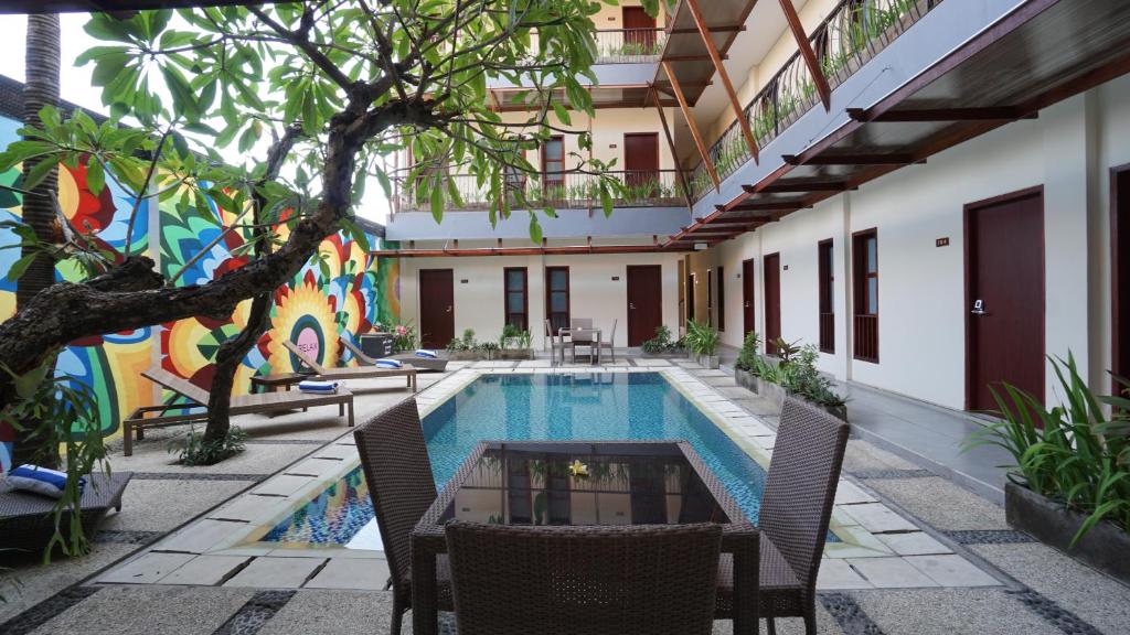 Bazén v ubytování RedDoorz near Legian Street nebo v jeho okolí