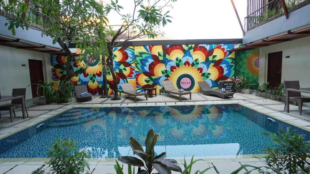 Bazén v ubytování RedDoorz near Legian Street nebo v jeho okolí
