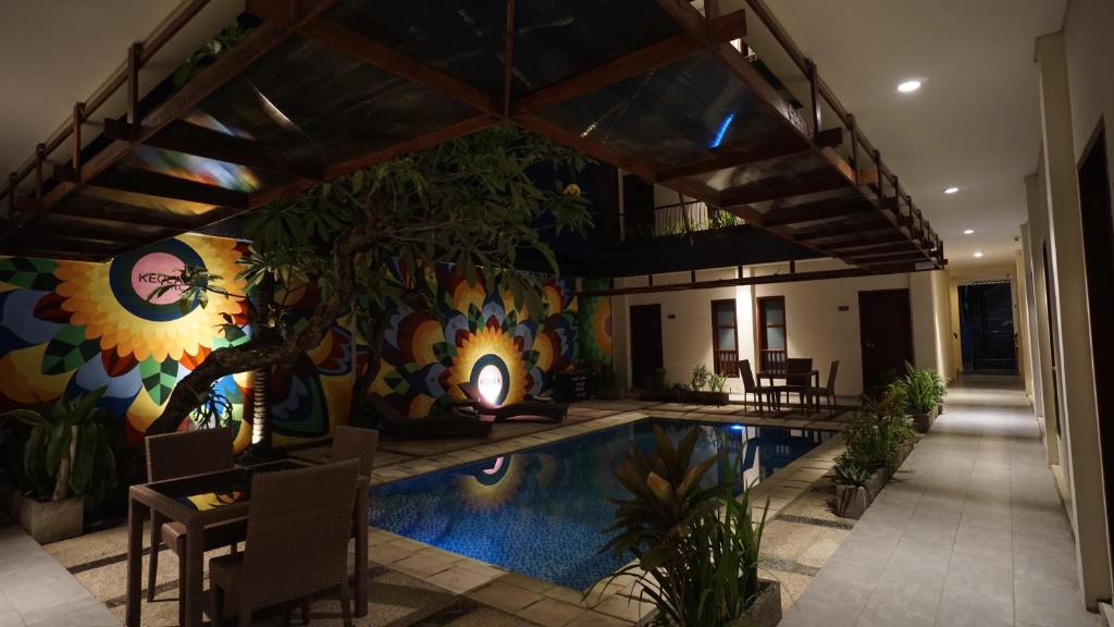Bazén v ubytování RedDoorz near Legian Street nebo v jeho okolí