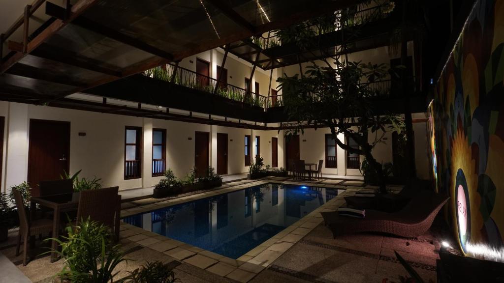 Bazén v ubytování RedDoorz near Legian Street nebo v jeho okolí