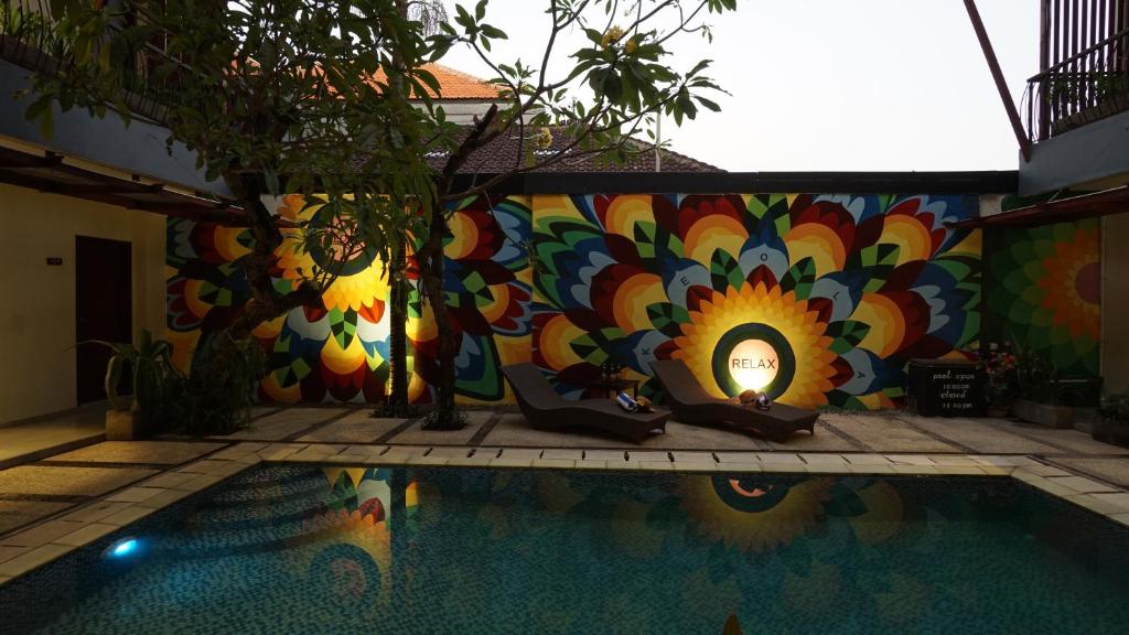 Bazén v ubytování RedDoorz near Legian Street nebo v jeho okolí