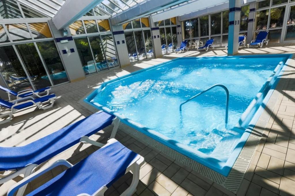 Bazén v ubytování ibis Sète Balaruc les Bains Bien-être et Spa nebo v jeho okolí