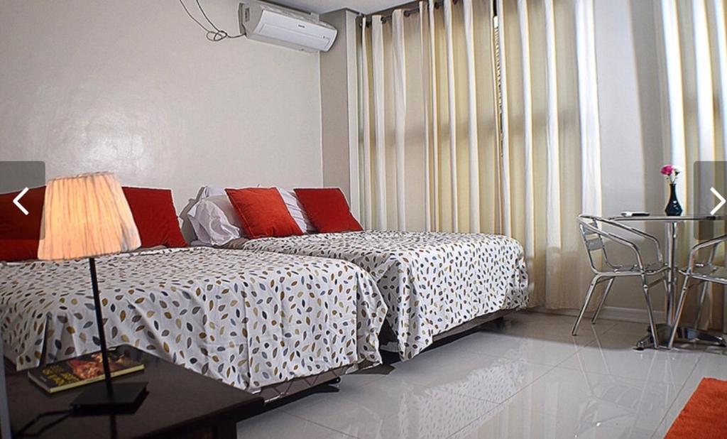Postel nebo postele na pokoji v ubytování The Guest House Laoag
