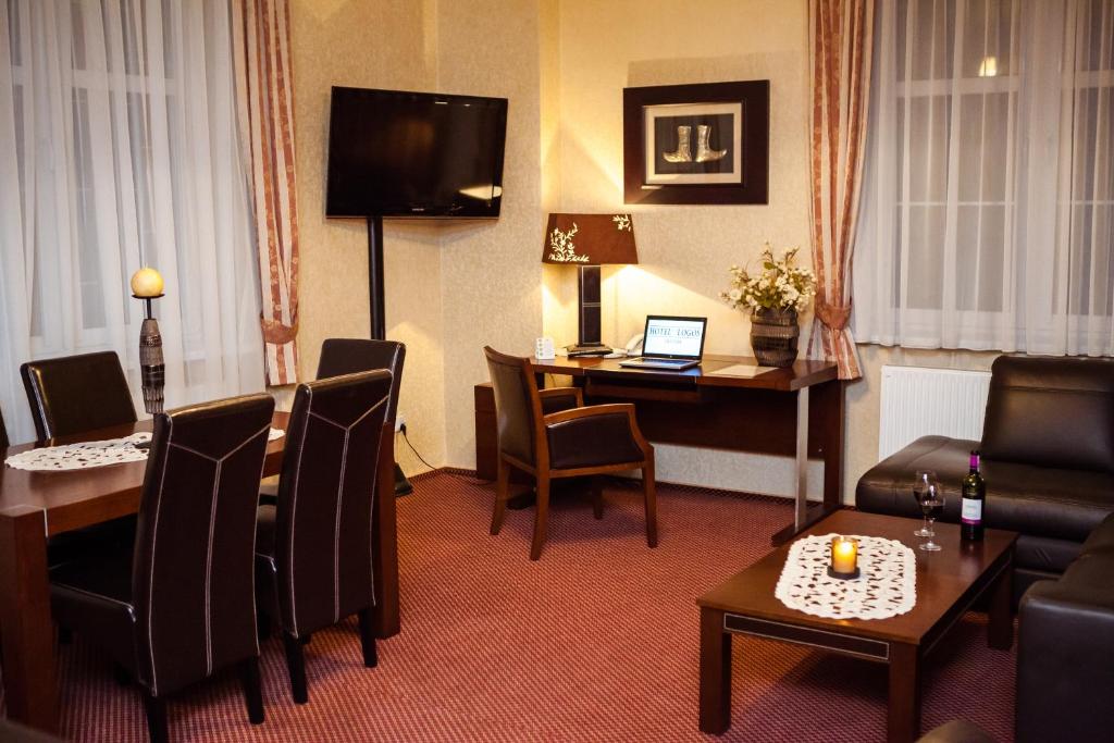 Televízia a/alebo spoločenská miestnosť v ubytovaní Hotel Logos