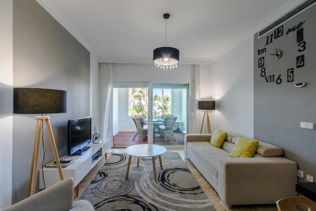 salon z kanapą i telewizorem w obiekcie Costa Del Sol Beach Apartment w mieście Estepona