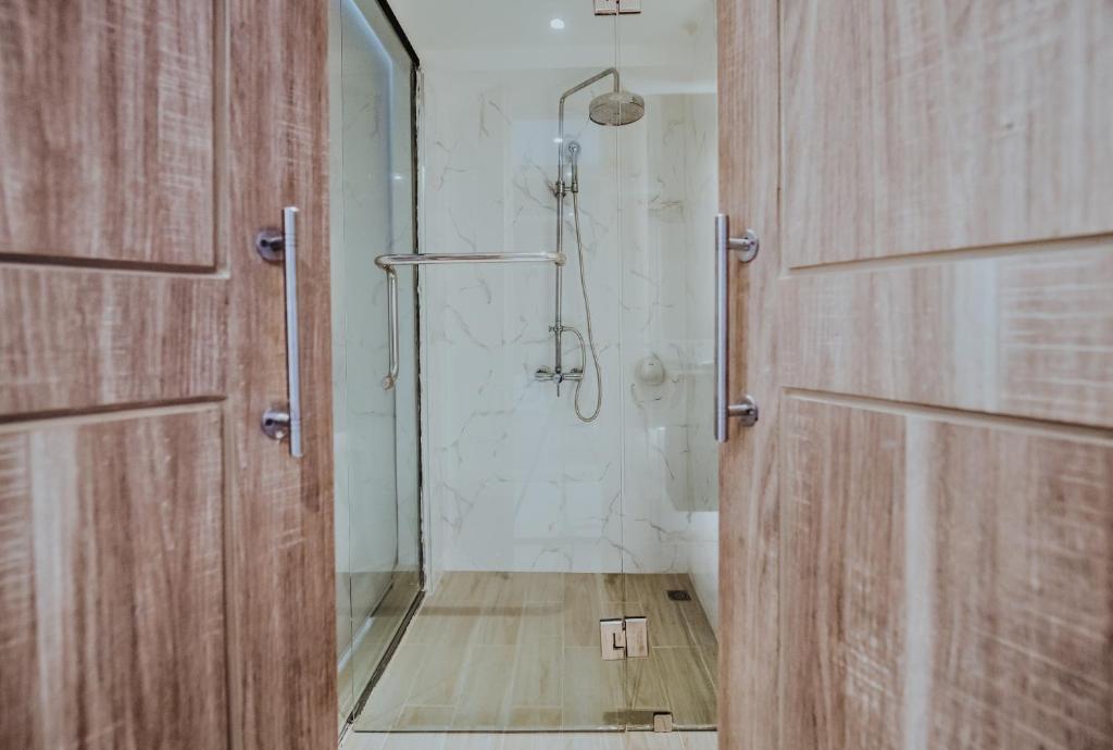 Um banheiro em Days Inn by Wyndham Aonang Krabi
