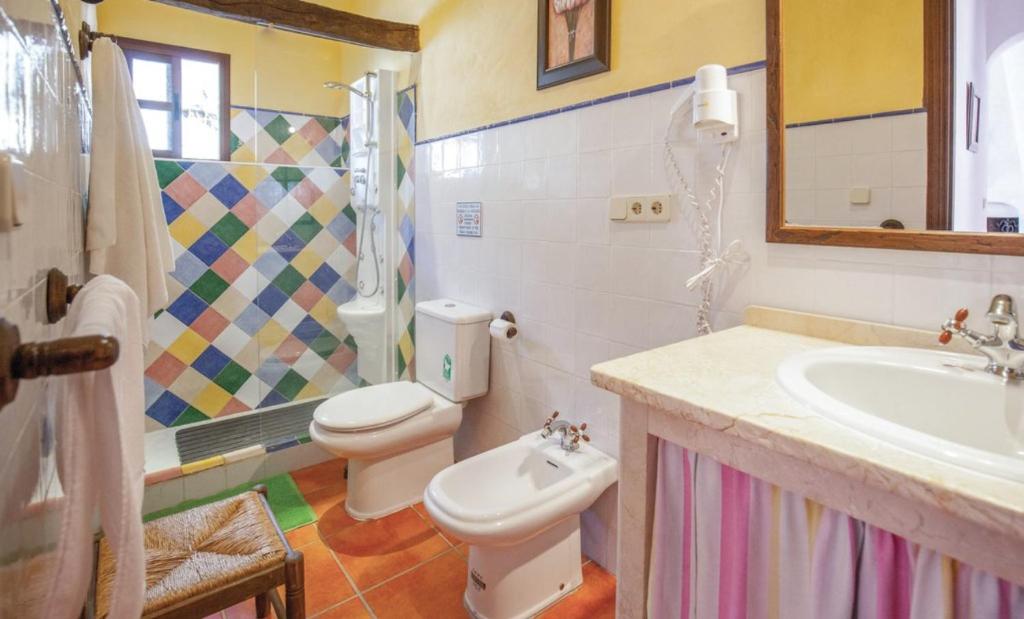 a bathroom with a sink and a toilet and a shower at Finca El Huertezuelo in El Bosque