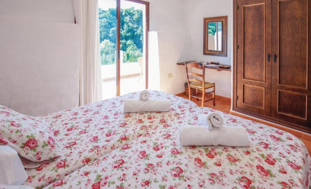 a bedroom with a large bed with towels on it at Finca El Huertezuelo in El Bosque