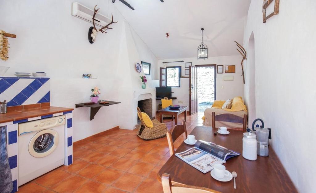 a kitchen and living room with a table and a stove at Finca El Huertezuelo in El Bosque