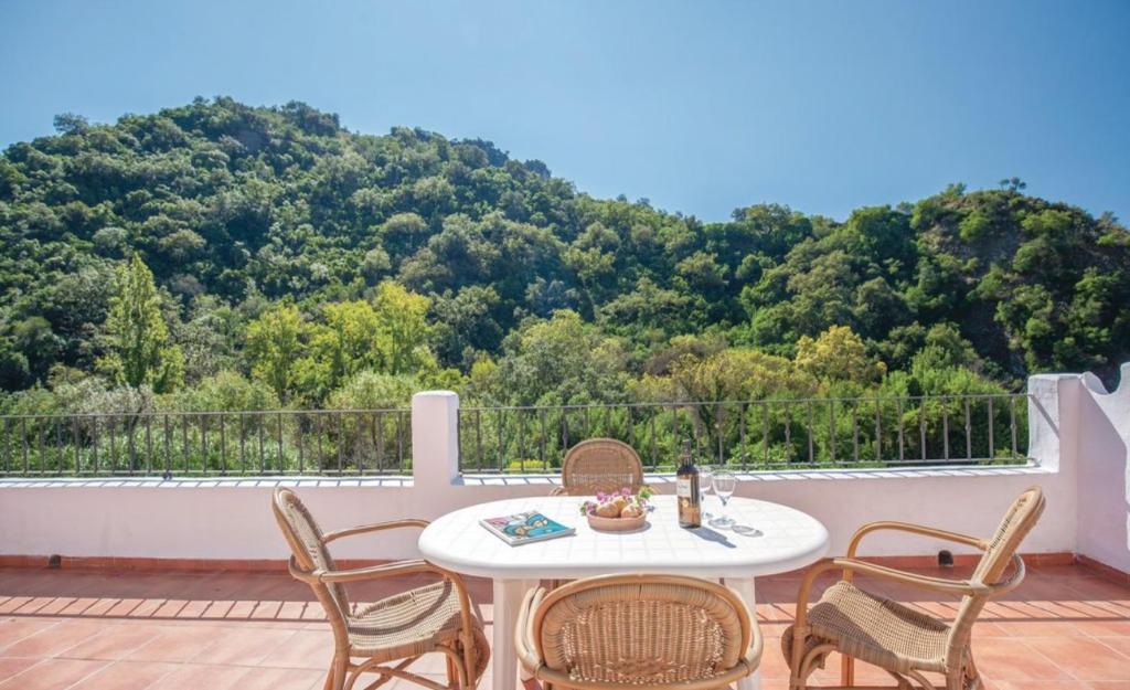 a patio with a table and chairs on a balcony at Finca El Huertezuelo in El Bosque