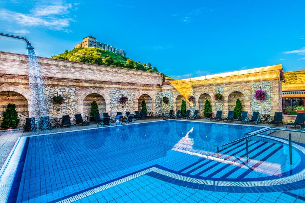 Bazén v ubytování Hotel Kapitany Wellness nebo v jeho okolí