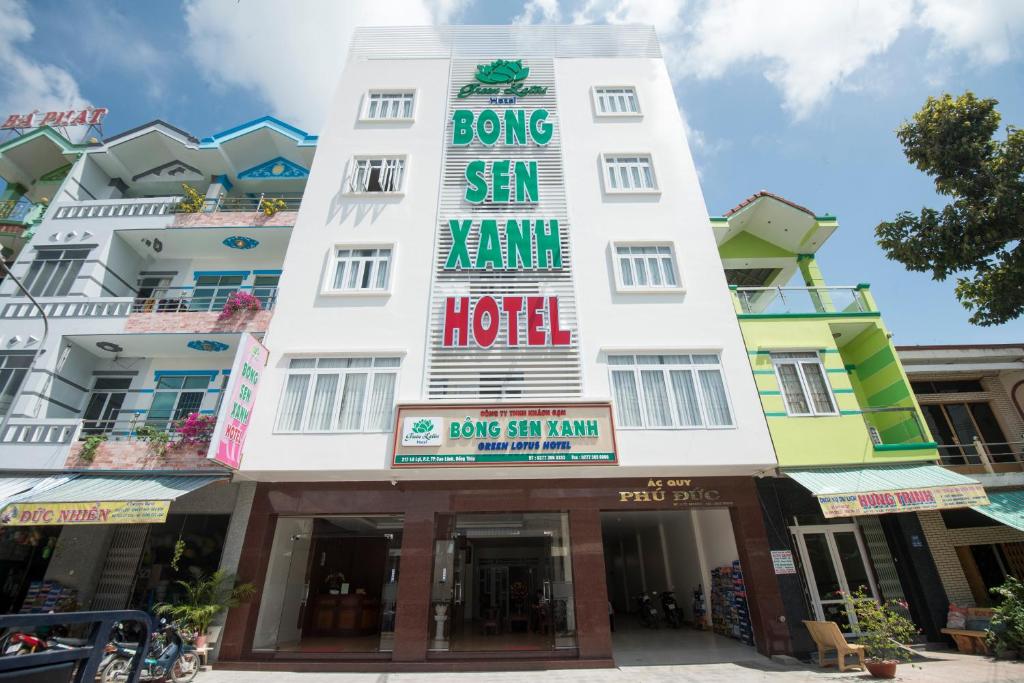 ein Gebäude mit einem Schild, das das Bong-san-Team-Hotel liest in der Unterkunft Bong Sen Xanh Hotel in Cao Lãnh