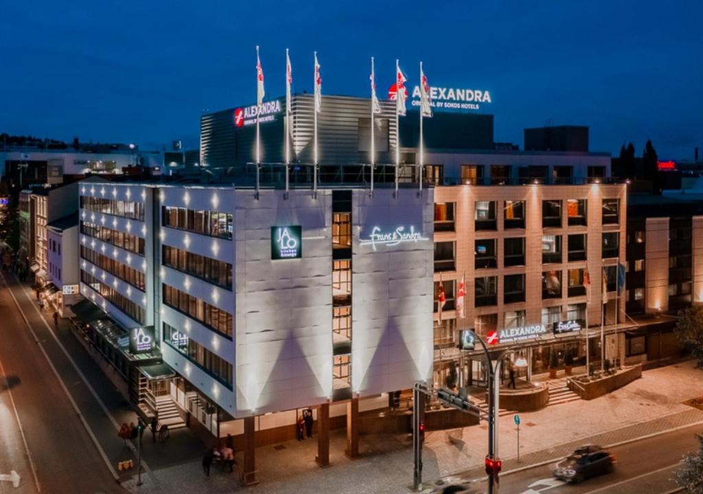 een weergave van het akhtar hotel 's nachts bij Original Sokos Hotel Alexandra Jyväskylä in Jyväskylä