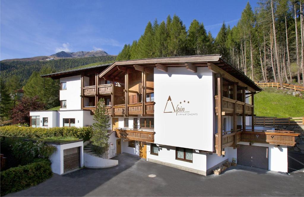 ein Gebäude mit einem großen Schild davor in der Unterkunft Appartement Alpin in Sölden