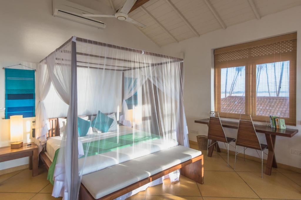 Postel nebo postele na pokoji v ubytování Jetwing Kottukal Beach House