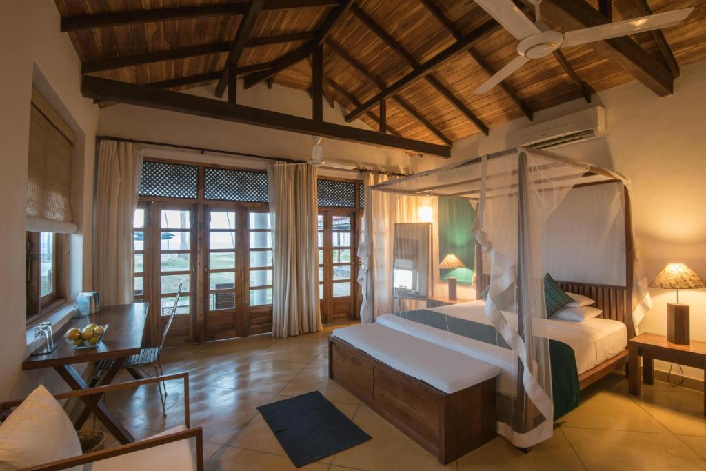 Postel nebo postele na pokoji v ubytování Jetwing Kottukal Beach House