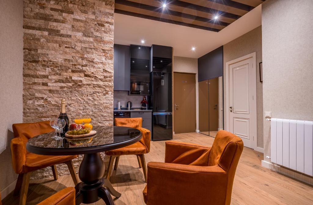 eine Küche und ein Esszimmer mit einem Tisch und Stühlen in der Unterkunft Premium Residence Tbilisi in Tbilisi City
