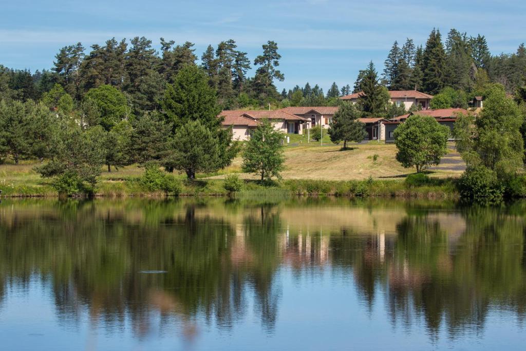 una casa en una colina junto a un lago en Azureva Fournols, en Fournols