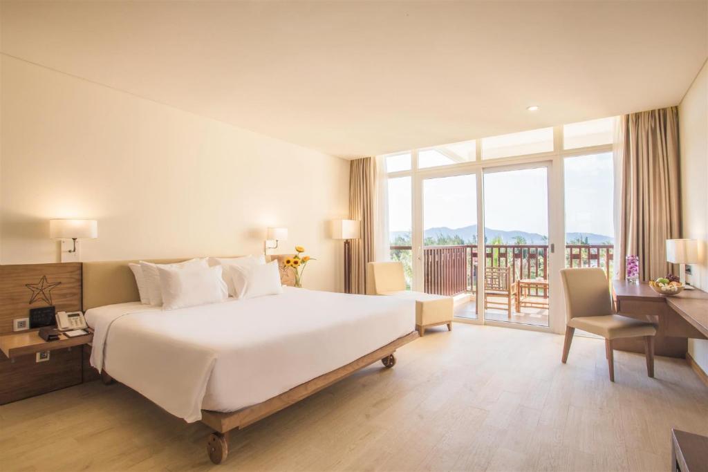 Premium Deluxe Double Room with Balcony - Garden View
