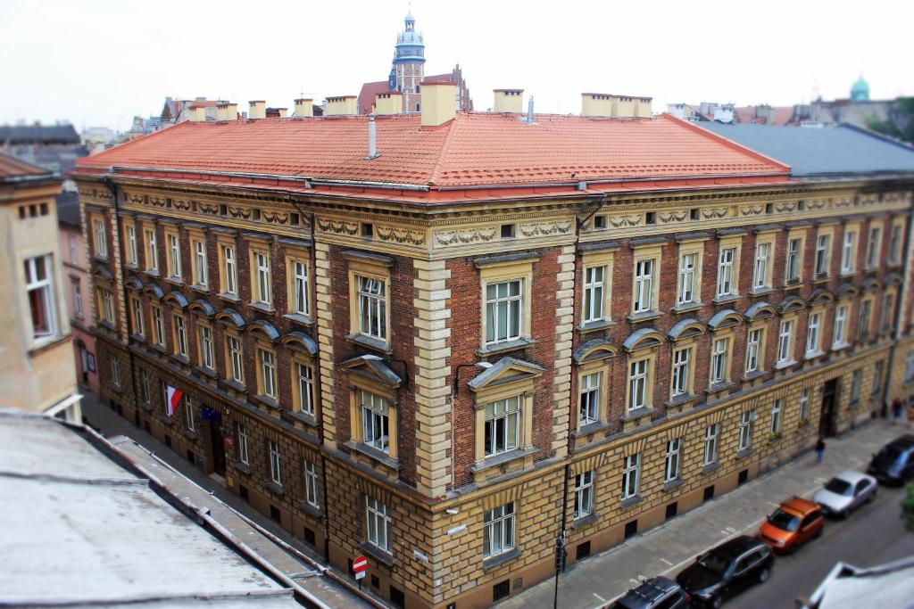 un grande edificio in mattoni con tetto rosso di CDR a Cracovia