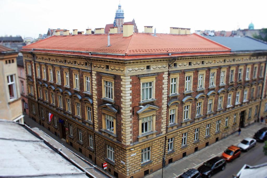 ein großes Backsteingebäude mit rotem Dach in der Unterkunft CDR in Krakau