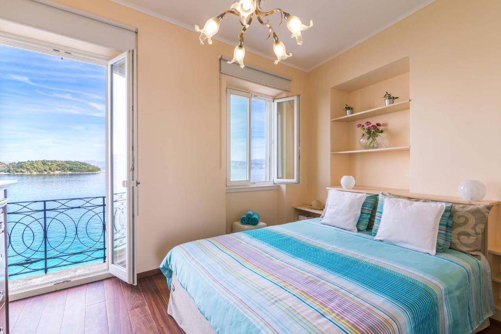 Posteľ alebo postele v izbe v ubytovaní Mouragia Luxury Seaview Suite by Konnect